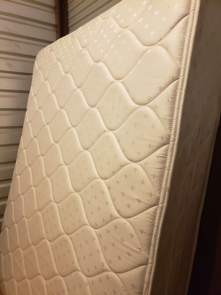 1 queen size mattress with BOX spring. 1 colchón queen size con su BOX spring