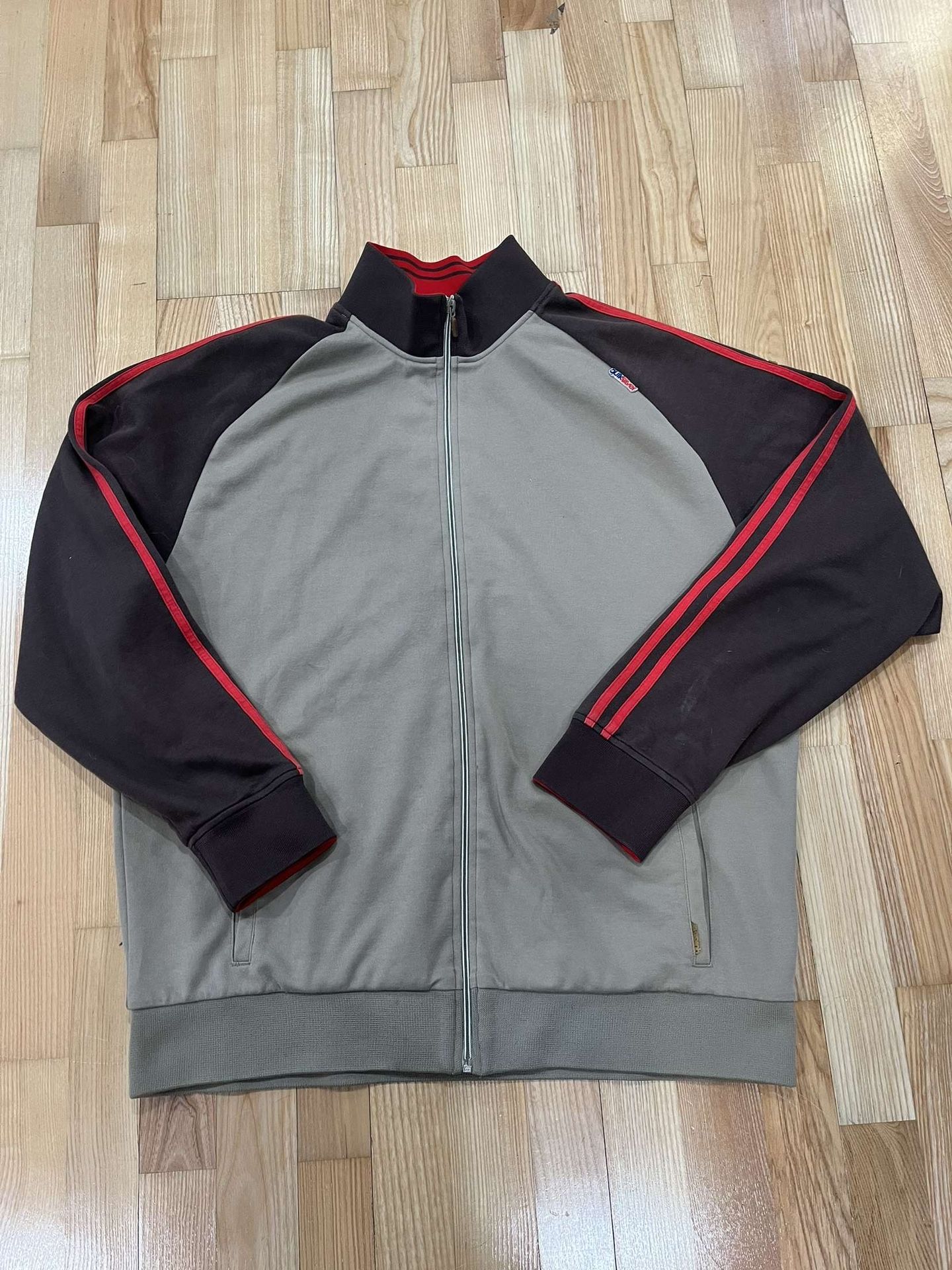 90s Quiksilver Y2K style lightweight zip-up jacket in black and red #surfwear #vintage