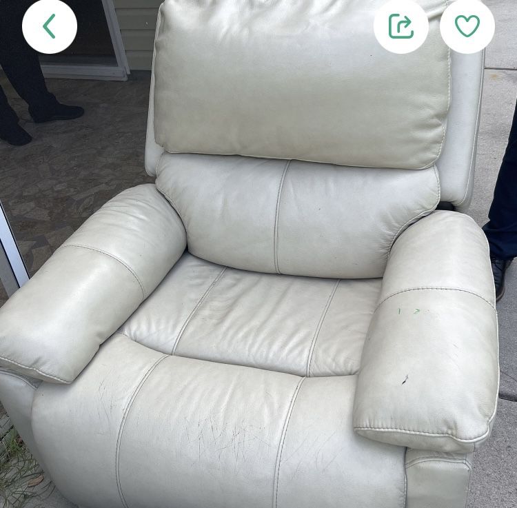 Beautiful Newly Looking Chairs And Desks (ASK ABOUT A PRICE)
