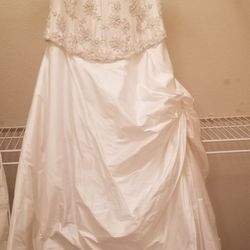 Beautiful Wedding Gown!!. 100% Silk