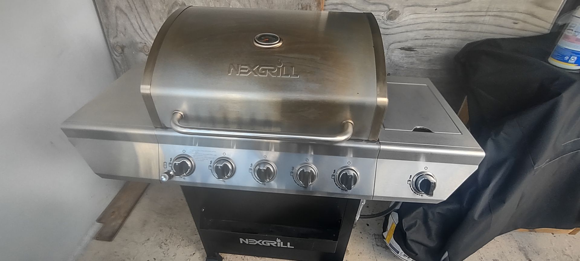 Propane Gas Barbecue Grill w/5 burners