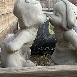 Kissing Garden Statues 