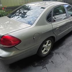 2004 Ford Taurus