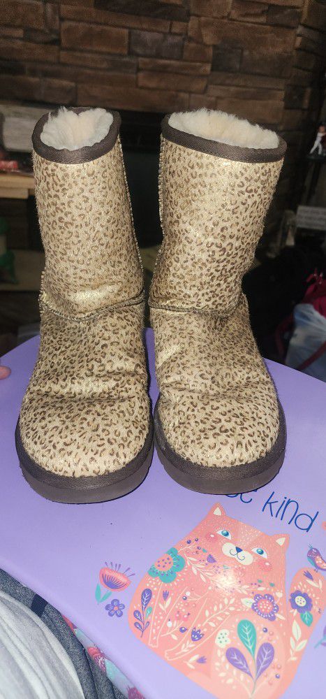 Women's Cheetah Print/Shiny UGG Classic Style Fur Lined Boots.  Size 8. 
