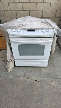 Free Used Electric stove 220v & fridge in working condition