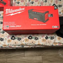 Milwaukee Bluetooth Jobsite Radio 
