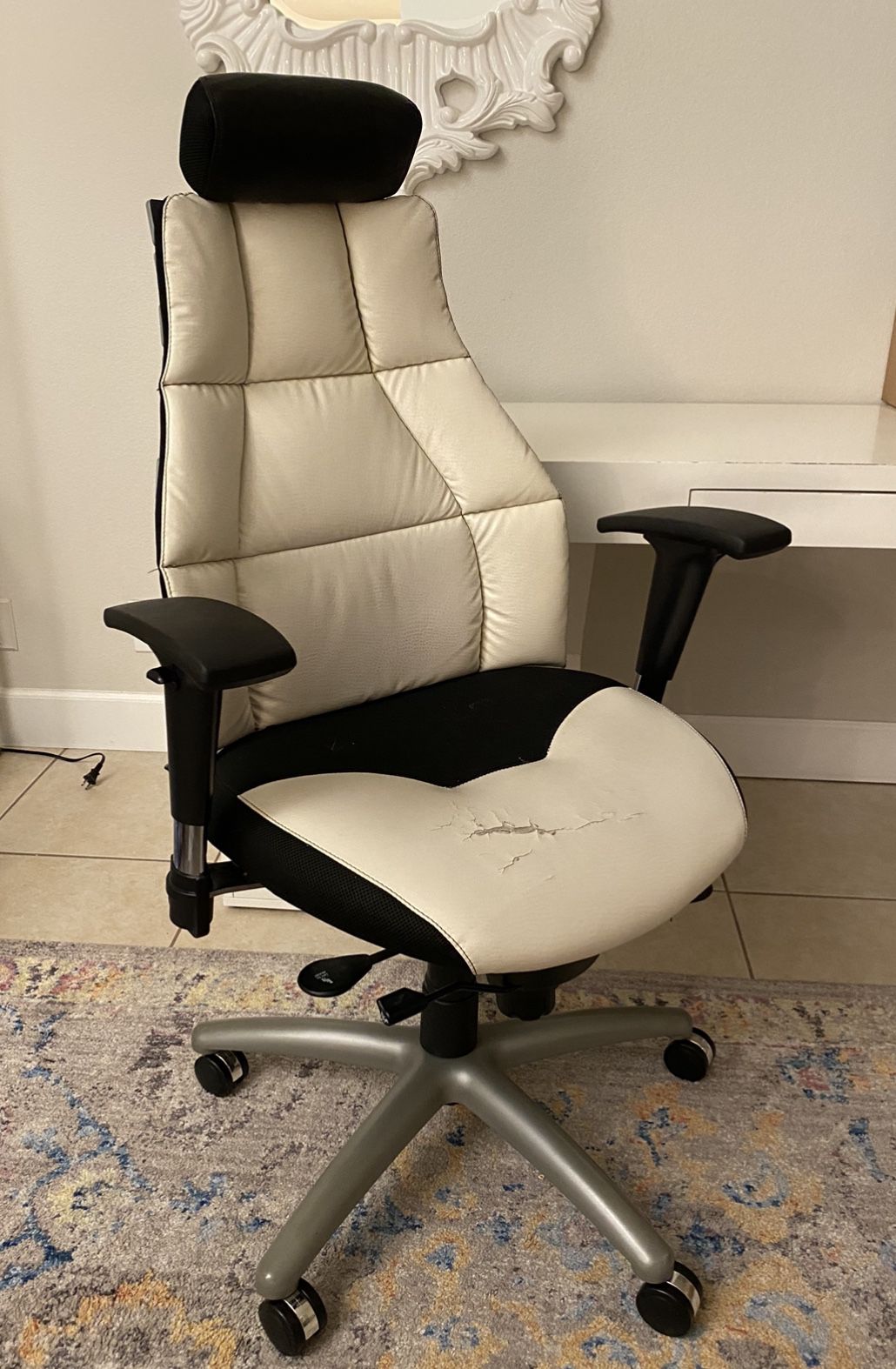 Ergonomic Office Chair Black white 