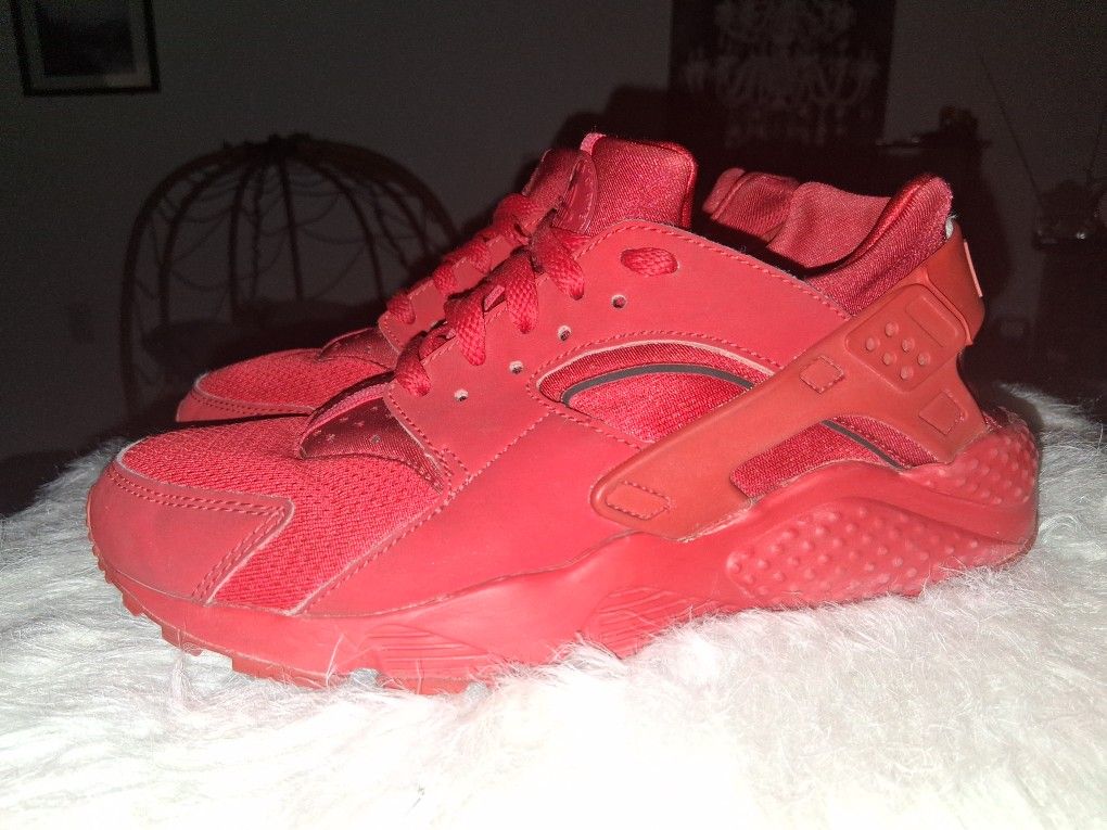 NIKE ALL RED SIZE 6.5Y