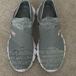 Converse runstar hike hi women's size 7 purple and white retails for $110 in original box.