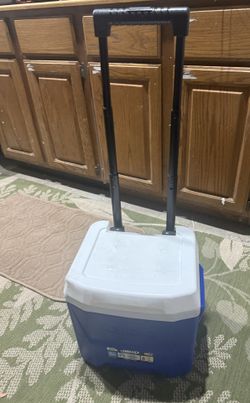 Rolled By Igloo 16 quart Ice Chest Cooler