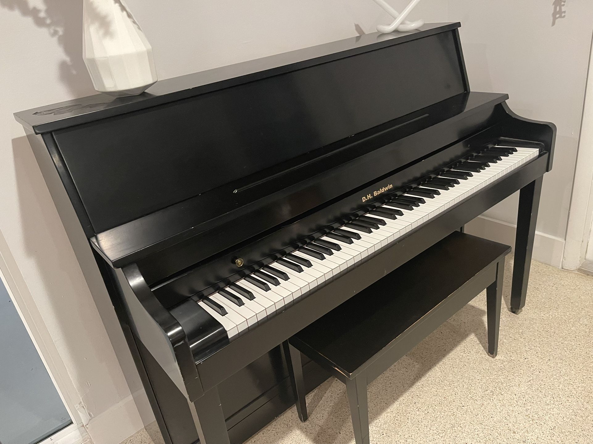 Standing Piano Baldwin