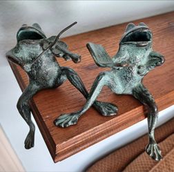 #1572, Bronze shelf sitting frogs.