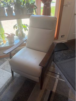 Mid-Century Modern Recliner – Wood Frame, Cream Faux Leather