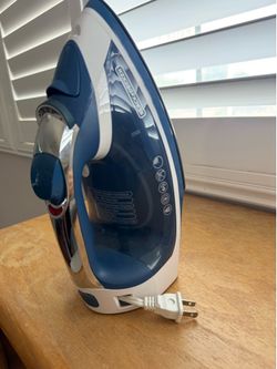 Black and Decker iron with retractable cord - free!