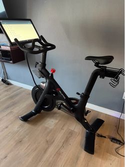 PELOTON BIKE