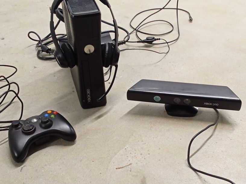 Xbox 360 w/ Kinect, Rechargeable Controller & Logi Headset