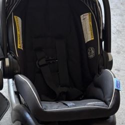 Graco Baby Car Seat in good condition, complete with the base.