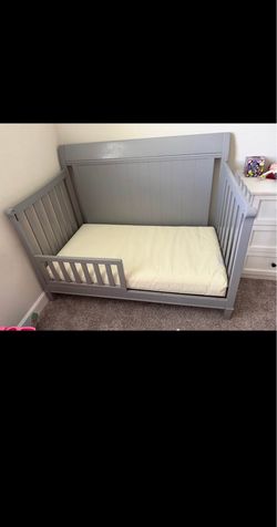 Baby/toddler crib,mattress, and dresser