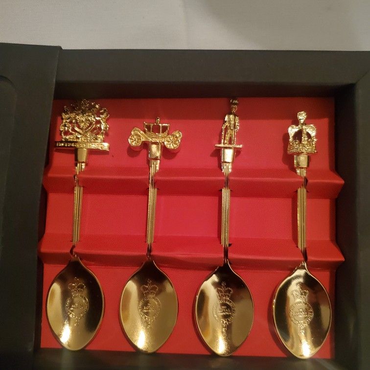 Exquisite Spoon Collection from Buckingham Palace. finished with 22 corad gold made in England.