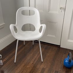 Contemporary White Poppin Desk Chair