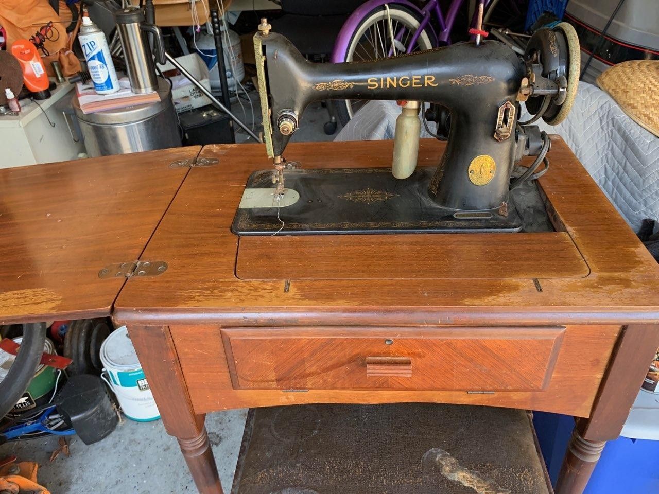 Antique Singer Electric Sewing machine 66-16
