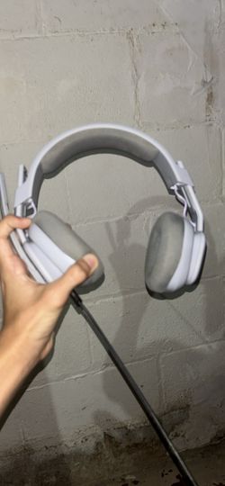 White Wired Over-Ear Headphones A10