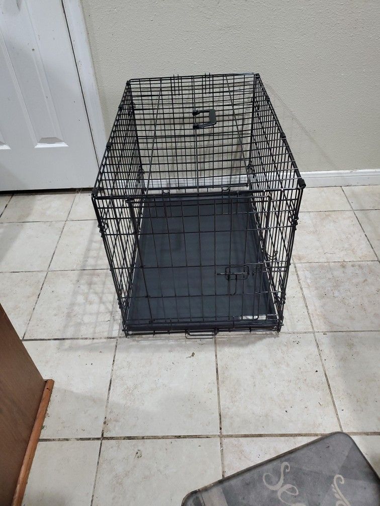 Great Choice Medium Size Dog Crate 26 To 40lbs Size Is In The Pictures 