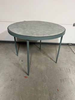 Round folding table