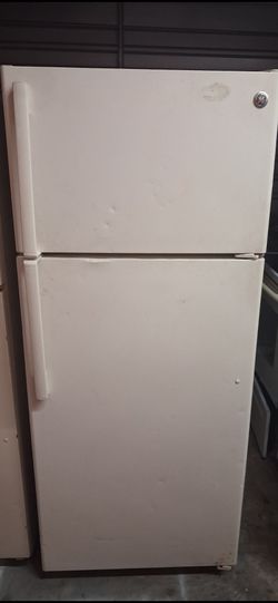 GE 28 W Top Freezer Bottom fridge with ice naker