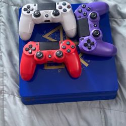Limited Edition Ps4 With 3 Controllers