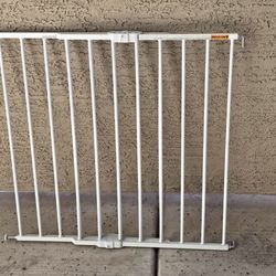 Pet Gate / Safety Gate - Fits Openings 24” - 40.5”