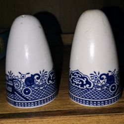 Vintage Churchill Blue Willow salt and pepper shakers