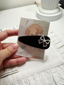 Black velvet ribbon hair clip