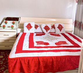 (( king size bedroom set)) .. Dresser mirror . nightstand . Chest