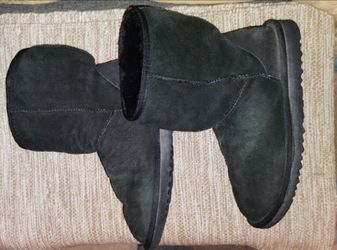 FIRM IN MERCED ‼️ BLACK UGGS SIZE 6