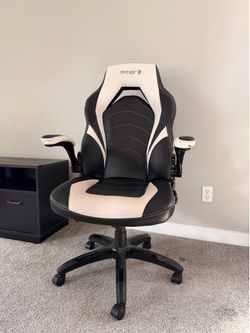 Gaming Chair (Black & White)