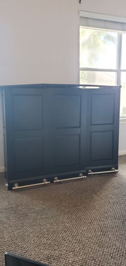 Foldable black bar.