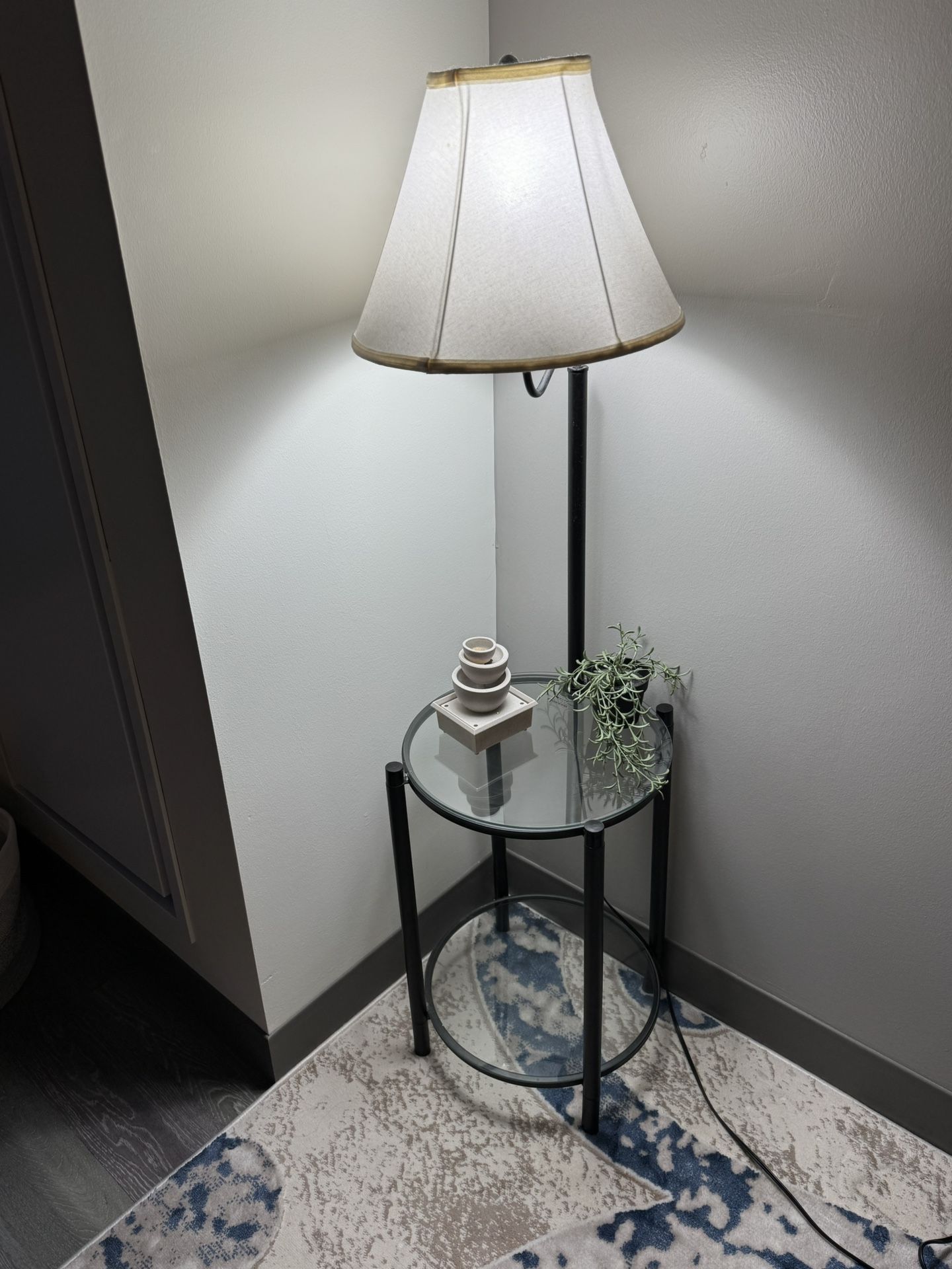 Corner Table With Lamp 