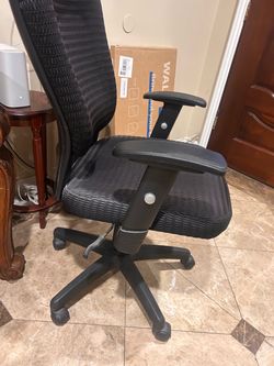 Black Mesh Office Chair with Armrests