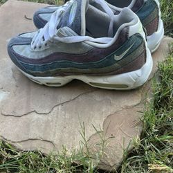 Nike Air Max 95 Men's Colorblock Gray Green Purple Lace Up Low Top Sneakers