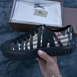160$ Burberry Low Black 