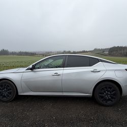 2019 Nissan Altima - clean title - backup camera