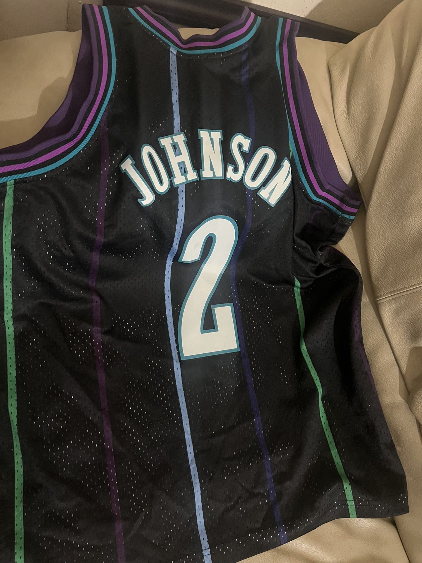 4 HARDWOOD CLASSIC MITCHELL & NESS JERSEY ONE PAIR OF JORDANS PERFECT CONDITION ! Perfect Condition No Rips Or Tears 