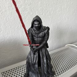 Kylo Ren Statue