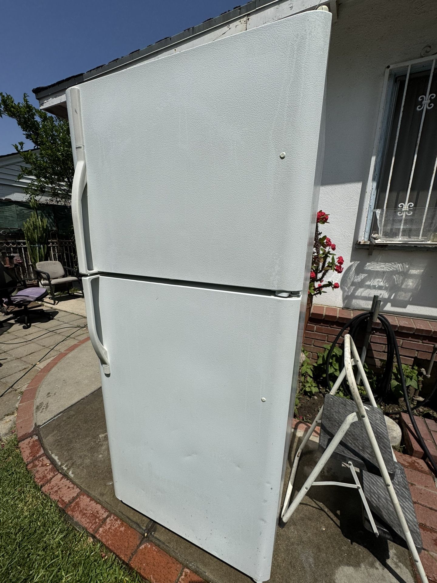 KENMORE MEDIUM SIZE REFRIGERATOR/Freezer