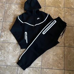 Medium Black and White Nike Tech Fleece Sweatsuit