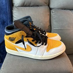 Jordan’s Air 1 (white/yellow/black) 10 Size