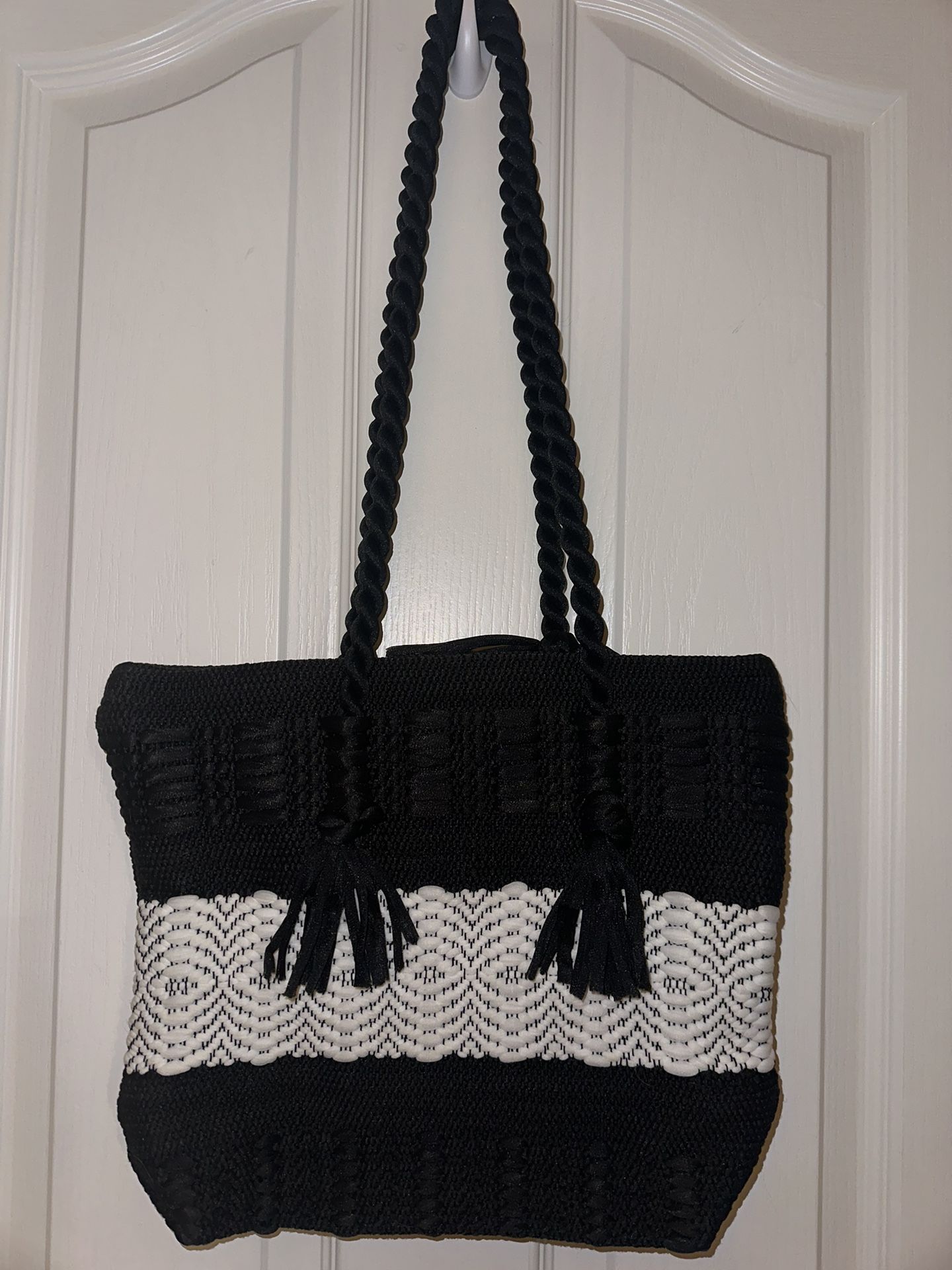 Black And White Purse **NEW**