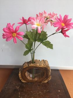 Wood flower vase with pink Daisy’s