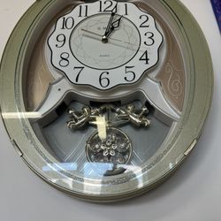 Musical wall clock Every hour plays music   12 melodies